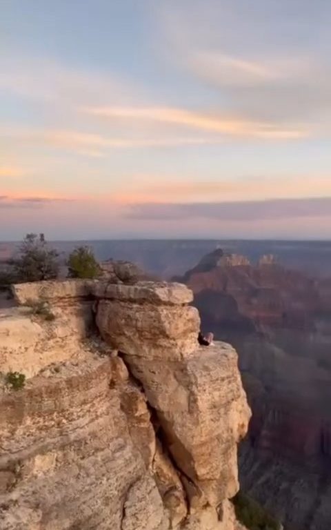 Sie machen Yoga am Abgrund des Grand Canyon, kritisierten verantwortungslose Touristen in den sozialen Medien