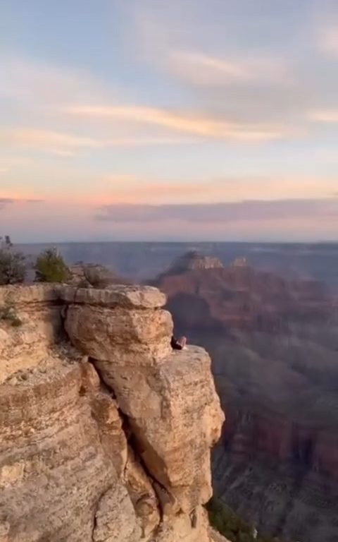 Ils font du yoga au bord du Grand Canyon, des touristes irresponsables critiqués sur les réseaux sociaux