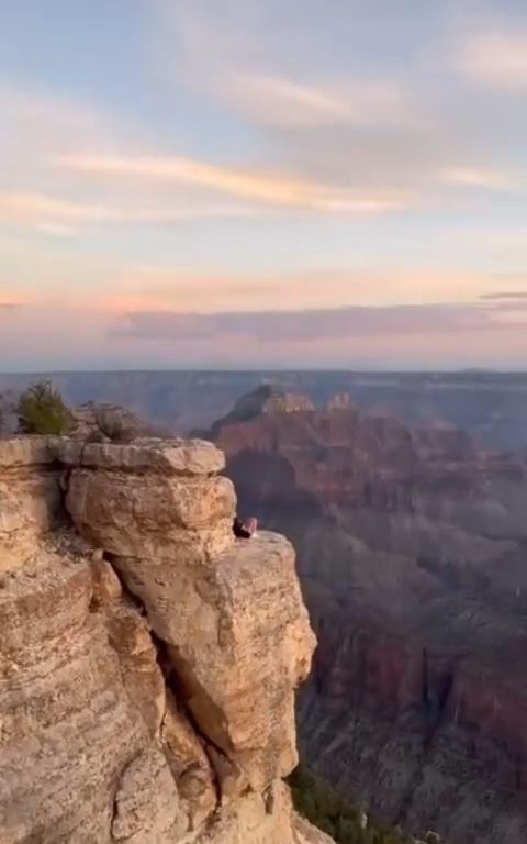 Sie machen Yoga am Abgrund des Grand Canyon, kritisierten verantwortungslose Touristen in den sozialen Medien