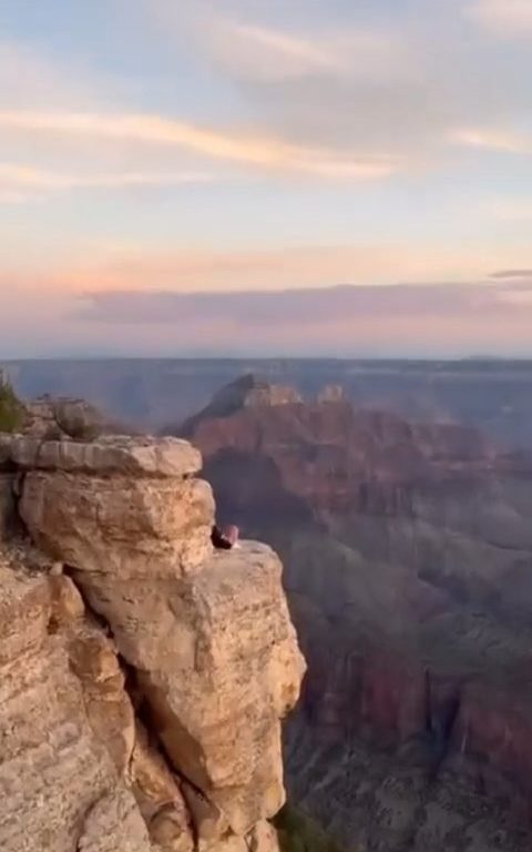 Fanno yoga sul precipizio del Grand Canyon, turisti irresponsabili criticati sui social