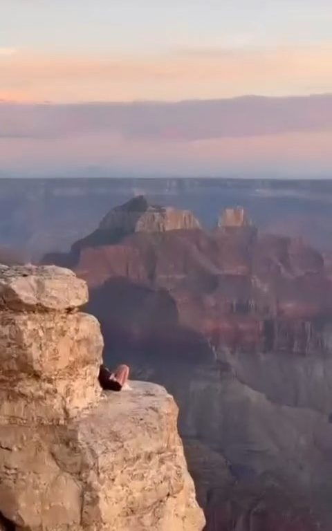 Fanno yoga sul precipizio del Grand Canyon, turisti irresponsabili criticati sui social