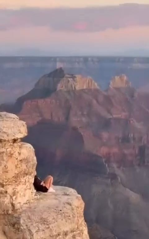 Sie machen Yoga am Abgrund des Grand Canyon, kritisierten verantwortungslose Touristen in den sozialen Medien