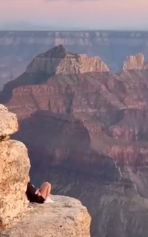 Sie machen Yoga am Abgrund des Grand Canyon, kritisierten verantwortungslose Touristen in den sozialen Medien