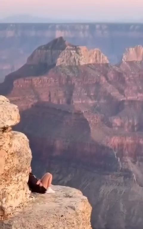 Ils font du yoga au bord du Grand Canyon, des touristes irresponsables critiqués sur les réseaux sociaux