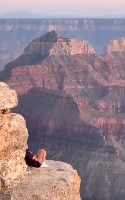 Ils font du yoga au bord du Grand Canyon, des touristes irresponsables critiqués sur les réseaux sociaux