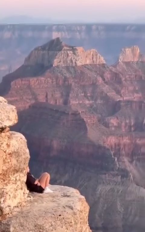 Sie machen Yoga am Abgrund des Grand Canyon, kritisierten verantwortungslose Touristen in den sozialen Medien