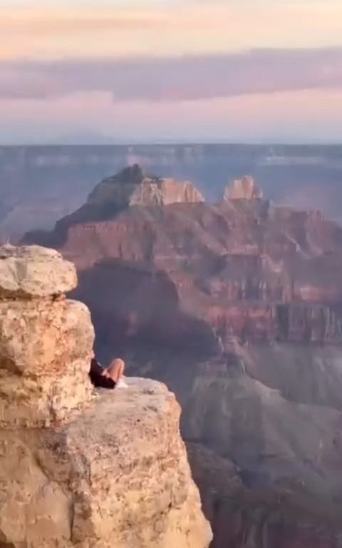 Fanno yoga sul precipizio del Grand Canyon, turisti irresponsabili criticati sui social