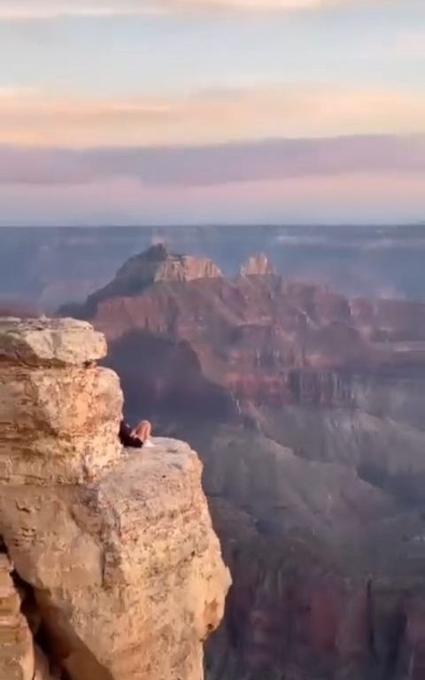 Sie machen Yoga am Abgrund des Grand Canyon, kritisierten verantwortungslose Touristen in den sozialen Medien