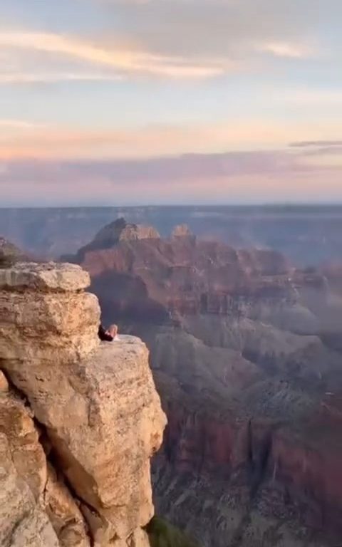 Fanno yoga sul precipizio del Grand Canyon, turisti irresponsabili criticati sui social