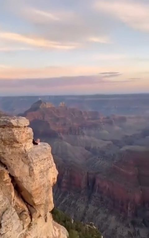 Fanno yoga sul precipizio del Grand Canyon, turisti irresponsabili criticati sui social