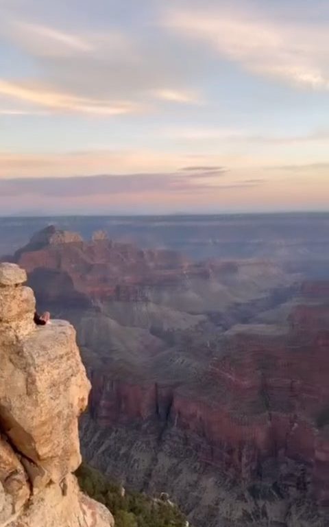 Fanno yoga sul precipizio del Grand Canyon, turisti irresponsabili criticati sui social