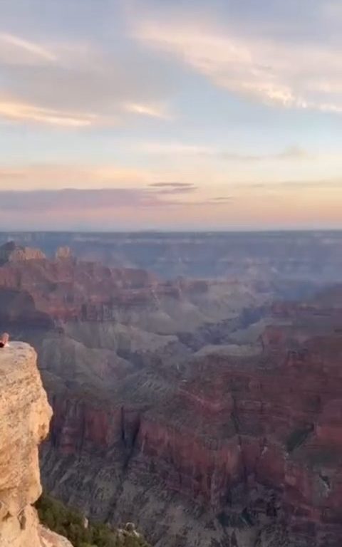 Fanno yoga sul precipizio del Grand Canyon, turisti irresponsabili criticati sui social