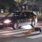 Coche fúnebre pierde a un hombre muerto en la carretera: casi sufre un accidente