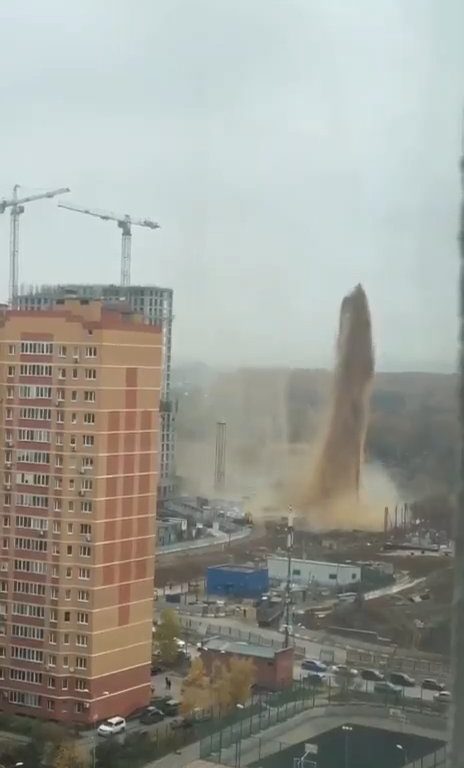 Moskau füllt sich mit Fäkalien, ein Abwasserkanal explodiert: ein 55 Meter hoher Abwassergeysir