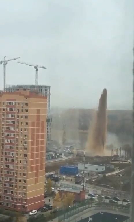 Mosca si riempie di feci, esplode una fogna: geyser di liquami alto 55 metri