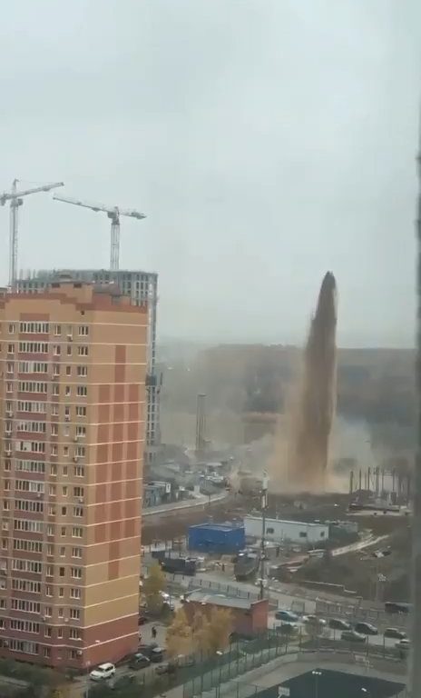 Moskau füllt sich mit Fäkalien, ein Abwasserkanal explodiert: ein 55 Meter hoher Abwassergeysir