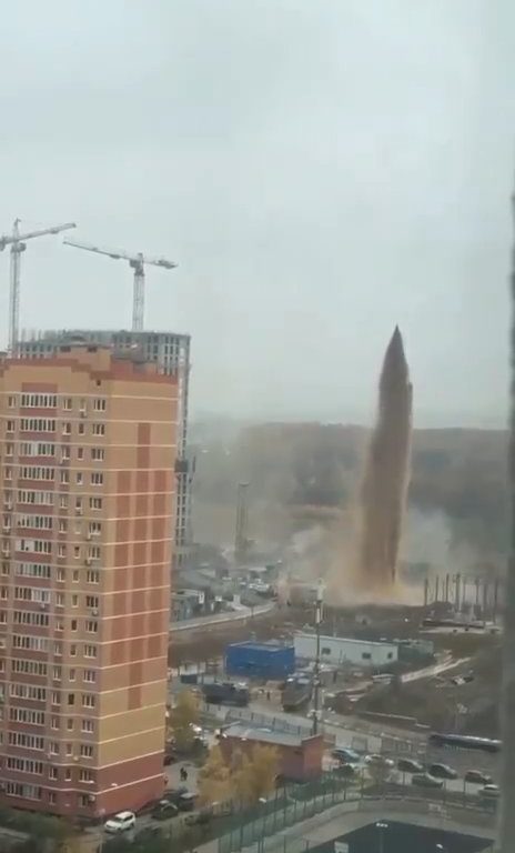 Moskau füllt sich mit Fäkalien, ein Abwasserkanal explodiert: ein 55 Meter hoher Abwassergeysir