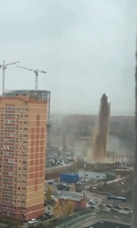 Moskau füllt sich mit Fäkalien, ein Abwasserkanal explodiert: ein 55 Meter hoher Abwassergeysir