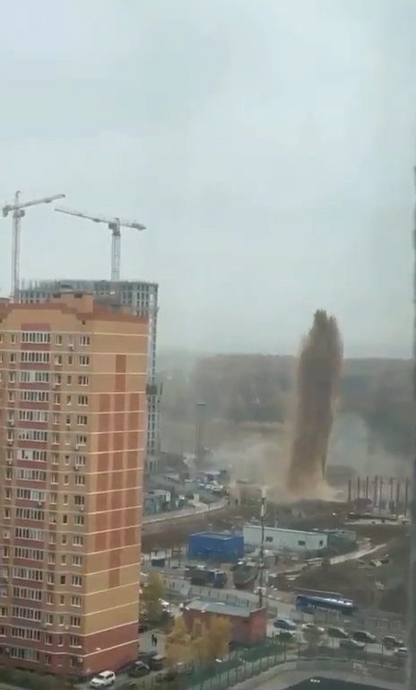 Mosca si riempie di feci, esplode una fogna: geyser di liquami alto 55 metri