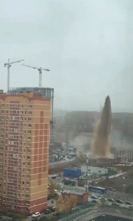 Moskau füllt sich mit Fäkalien, ein Abwasserkanal explodiert: ein 55 Meter hoher Abwassergeysir