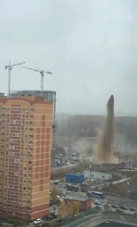 Mosca si riempie di feci, esplode una fogna: geyser di liquami alto 55 metri