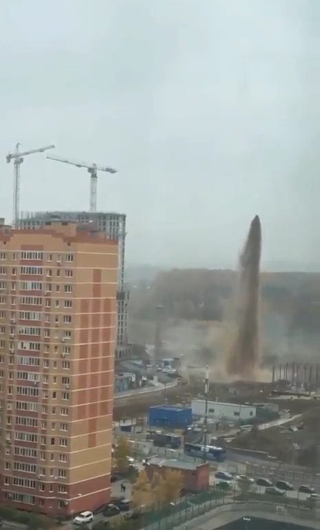 Moskau füllt sich mit Fäkalien, ein Abwasserkanal explodiert: ein 55 Meter hoher Abwassergeysir