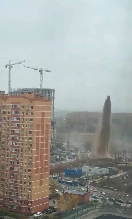 Mosca si riempie di feci, esplode una fogna: geyser di liquami alto 55 metri