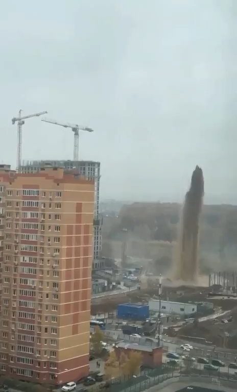 Moskau füllt sich mit Fäkalien, ein Abwasserkanal explodiert: ein 55 Meter hoher Abwassergeysir