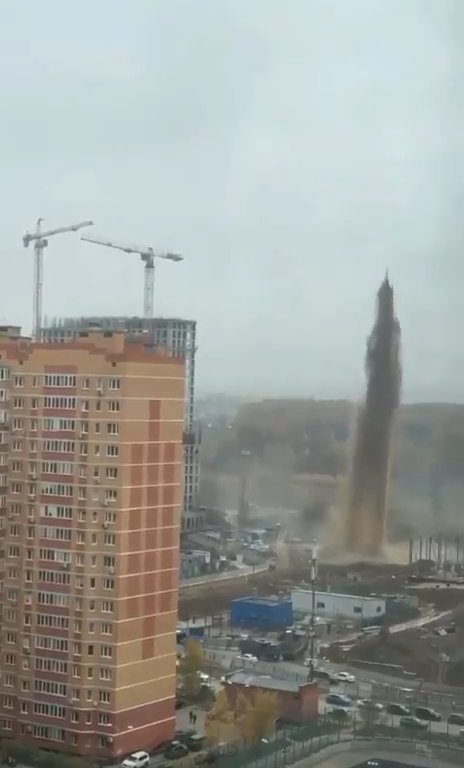 Moskau füllt sich mit Fäkalien, ein Abwasserkanal explodiert: ein 55 Meter hoher Abwassergeysir