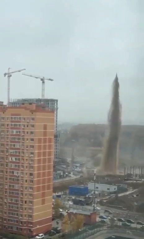 Moskau füllt sich mit Fäkalien, ein Abwasserkanal explodiert: ein 55 Meter hoher Abwassergeysir