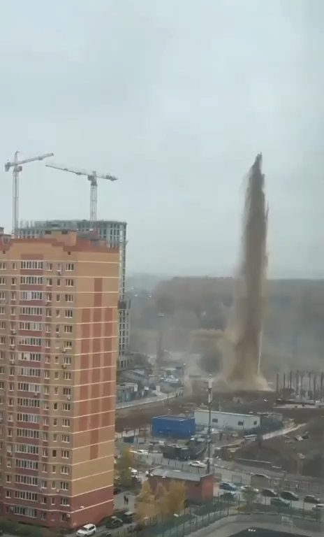 Moskau füllt sich mit Fäkalien, ein Abwasserkanal explodiert: ein 55 Meter hoher Abwassergeysir