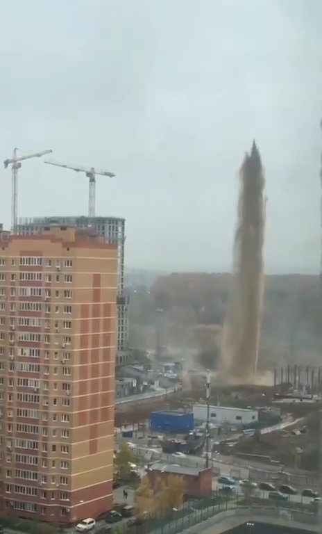 Moskau füllt sich mit Fäkalien, ein Abwasserkanal explodiert: ein 55 Meter hoher Abwassergeysir