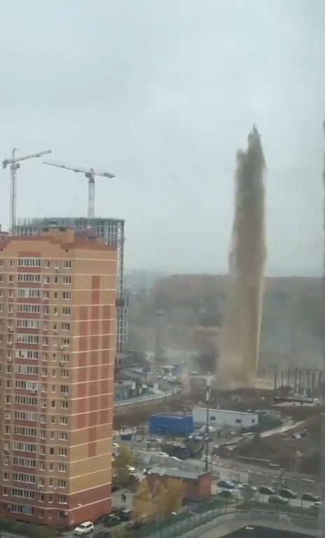 Moskau füllt sich mit Fäkalien, ein Abwasserkanal explodiert: ein 55 Meter hoher Abwassergeysir