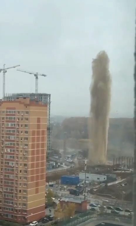 Mosca si riempie di feci, esplode una fogna: geyser di liquami alto 55 metri