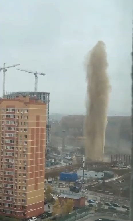 Moskau füllt sich mit Fäkalien, ein Abwasserkanal explodiert: ein 55 Meter hoher Abwassergeysir