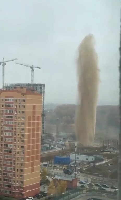 Moskau füllt sich mit Fäkalien, ein Abwasserkanal explodiert: ein 55 Meter hoher Abwassergeysir