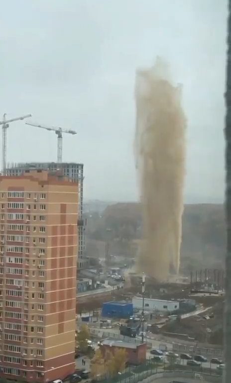 Moskau füllt sich mit Fäkalien, ein Abwasserkanal explodiert: ein 55 Meter hoher Abwassergeysir