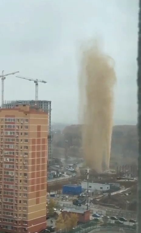 Moskau füllt sich mit Fäkalien, ein Abwasserkanal explodiert: ein 55 Meter hoher Abwassergeysir