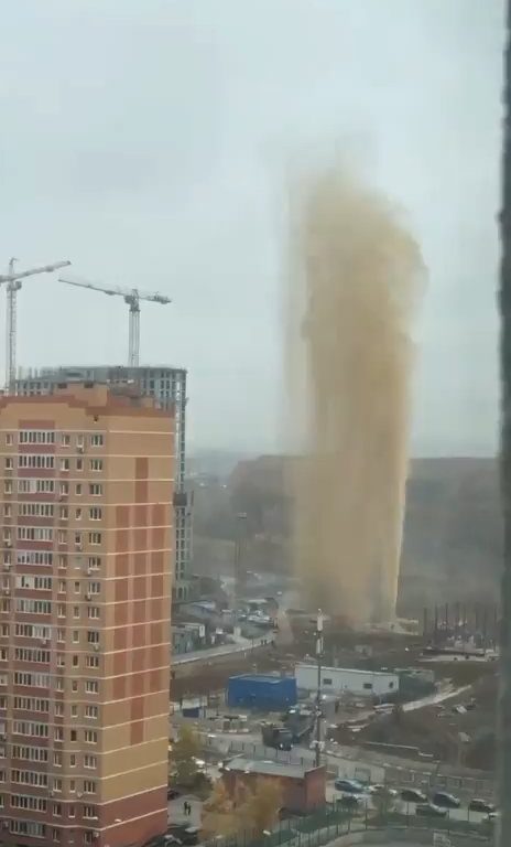 Mosca si riempie di feci, esplode una fogna: geyser di liquami alto 55 metri