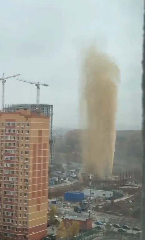 Mosca si riempie di feci, esplode una fogna: geyser di liquami alto 55 metri