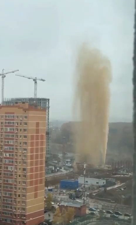 Moskau füllt sich mit Fäkalien, ein Abwasserkanal explodiert: ein 55 Meter hoher Abwassergeysir