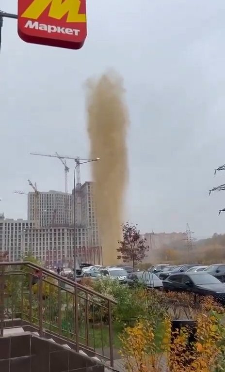 Moskau füllt sich mit Fäkalien, ein Abwasserkanal explodiert: ein 55 Meter hoher Abwassergeysir