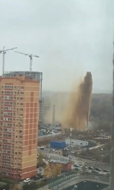 Mosca si riempie di feci, esplode una fogna: geyser di liquami alto 55 metri