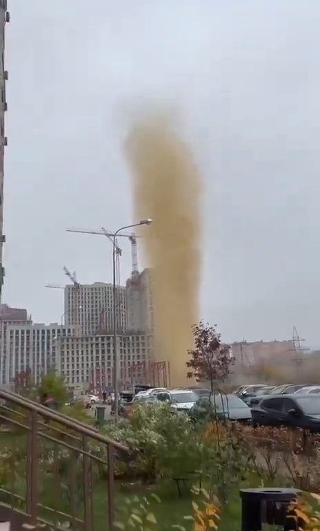 Moskau füllt sich mit Fäkalien, ein Abwasserkanal explodiert: ein 55 Meter hoher Abwassergeysir