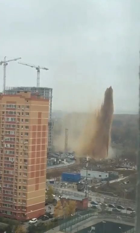 Moskau füllt sich mit Fäkalien, ein Abwasserkanal explodiert: ein 55 Meter hoher Abwassergeysir