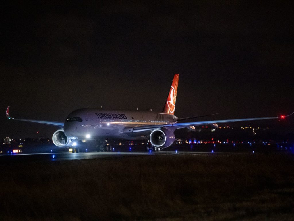 Pilot stirbt während des Fluges, Flugzeug muss notlanden