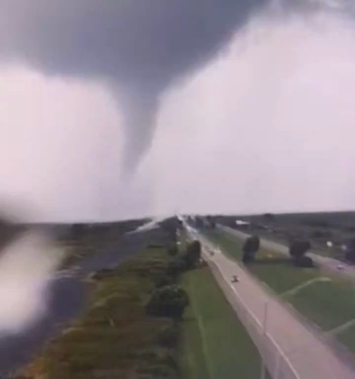 Población que huye del huracán Milton también perseguida por tornados: vídeo