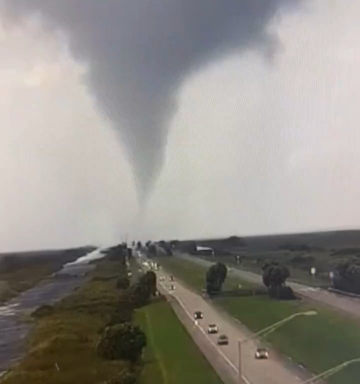 Popolazione in fuga dall'uragano Milton inseguita anche dai tornado: video