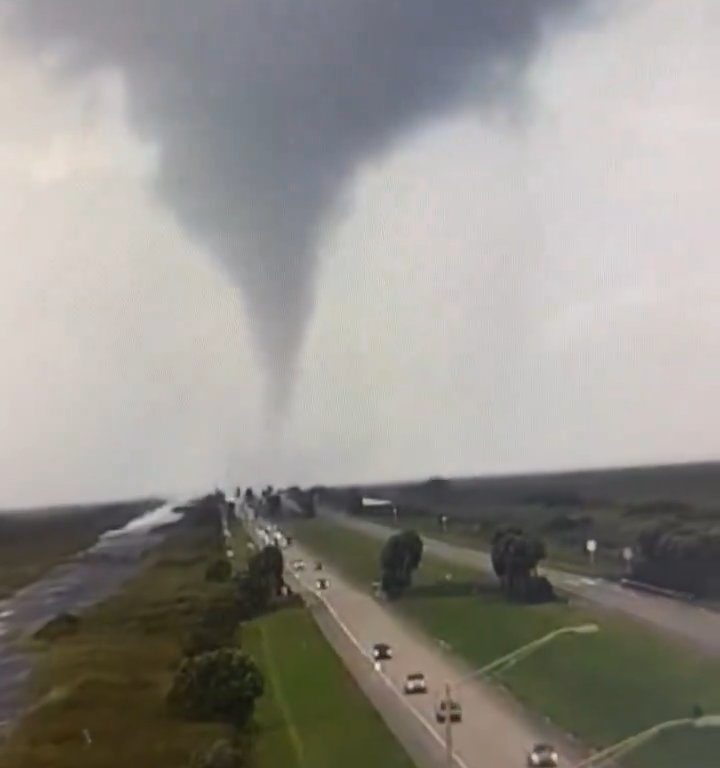 Población que huye del huracán Milton también perseguida por tornados: vídeo