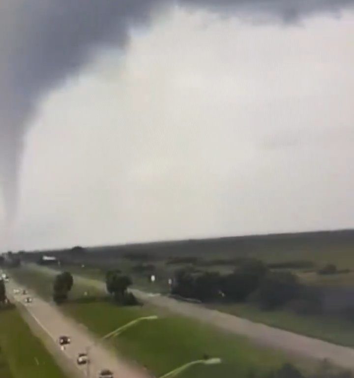 Población que huye del huracán Milton también perseguida por tornados: vídeo